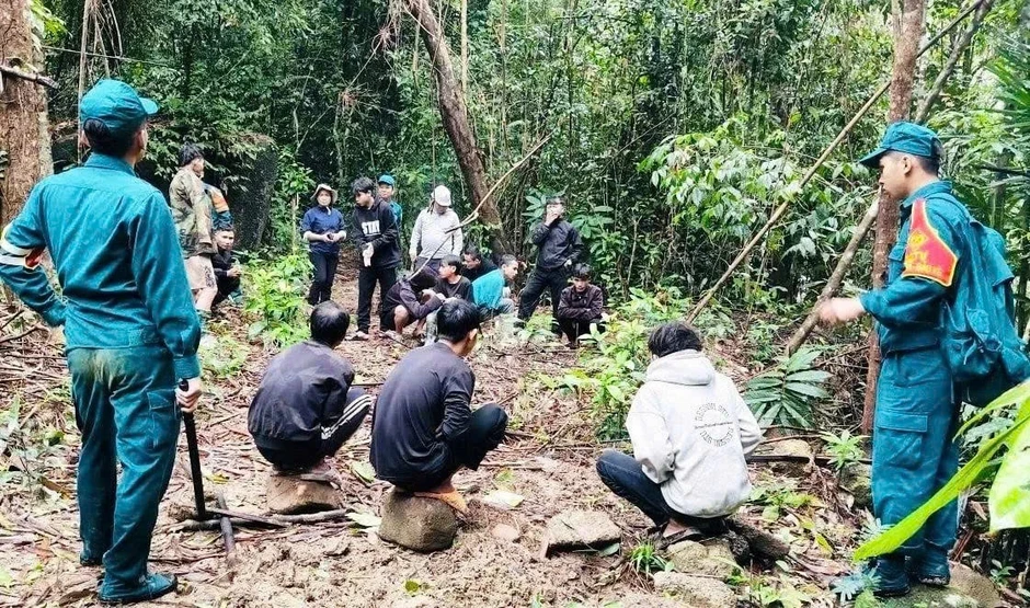 Đà Nẵng: Phát hiện 'công xưởng' khai thác vàng trái phép giữa rừng sâu Khe Ma Đà Nẵng: Phát hiện 'công xưởng' khai thác vàng trái phép giữa rừng sâu Khe Ma