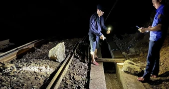 Đá tiếp tục rơi ở đèo Hải Vân, ngành đường sắt thông báo tạm dừng chạy tàu