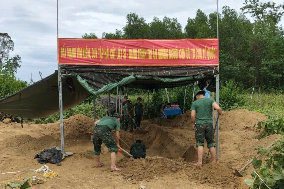 Dân báo vị trí mộ tập thể dài 15m, đội khai quật tìm thấy 3 hài cốt liệt sĩ Dân báo vị trí mộ tập thể dài 15m, đội khai quật tìm thấy 3 hài cốt liệt sĩ