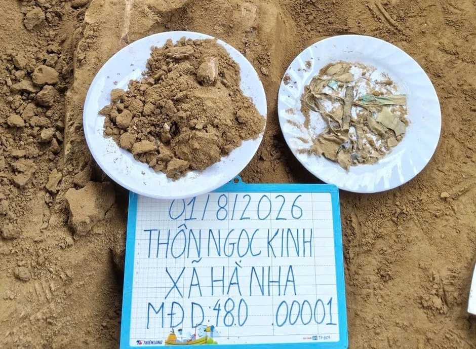 Dân báo vị trí mộ tập thể dài 15m, đội khai quật tìm thấy 3 hài cốt liệt sĩ Dân báo vị trí mộ tập thể dài 15m, đội khai quật tìm thấy 3 hài cốt liệt sĩ