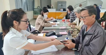 Đang hưởng lương hưu, đi làm lại có phải đóng BHXH tiếp?