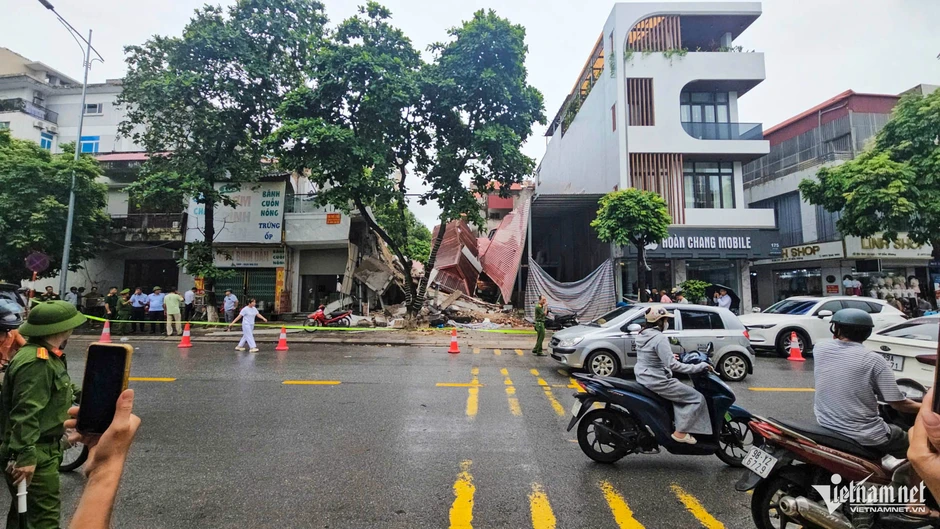 Đang tháo dỡ, hai căn nhà liền kề của cùng một chủ bất ngờ đổ sập Đang tháo dỡ, hai căn nhà liền kề của cùng một chủ bất ngờ đổ sập