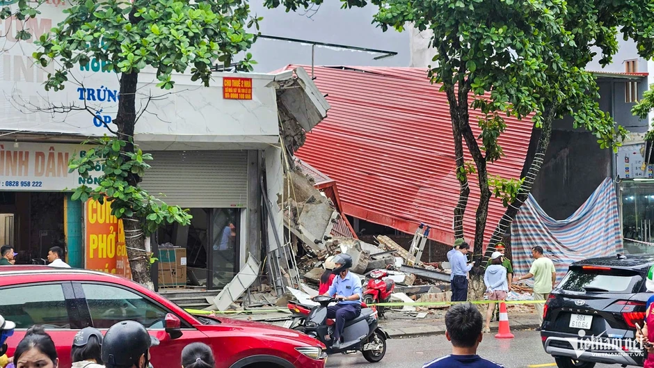 Đang tháo dỡ, hai căn nhà liền kề của cùng một chủ bất ngờ đổ sập Đang tháo dỡ, hai căn nhà liền kề của cùng một chủ bất ngờ đổ sập