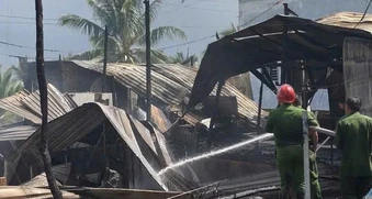 Đang trên đường đưa dâu, nhận tin 4 căn nhà liền nhau bị cháy rụi
