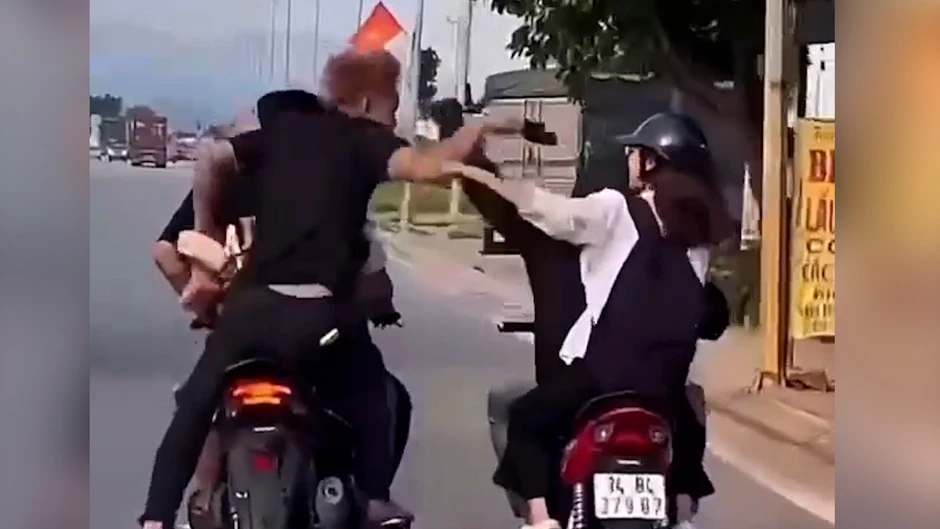 Danh tính nhóm thanh niên đi xe máy 'kẹp 3', cầm dép đánh người ở Hải Phòng