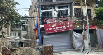 Đào móng công trình khiến nhà bên cạnh sụt lún, 10 hộ phải sơ tán