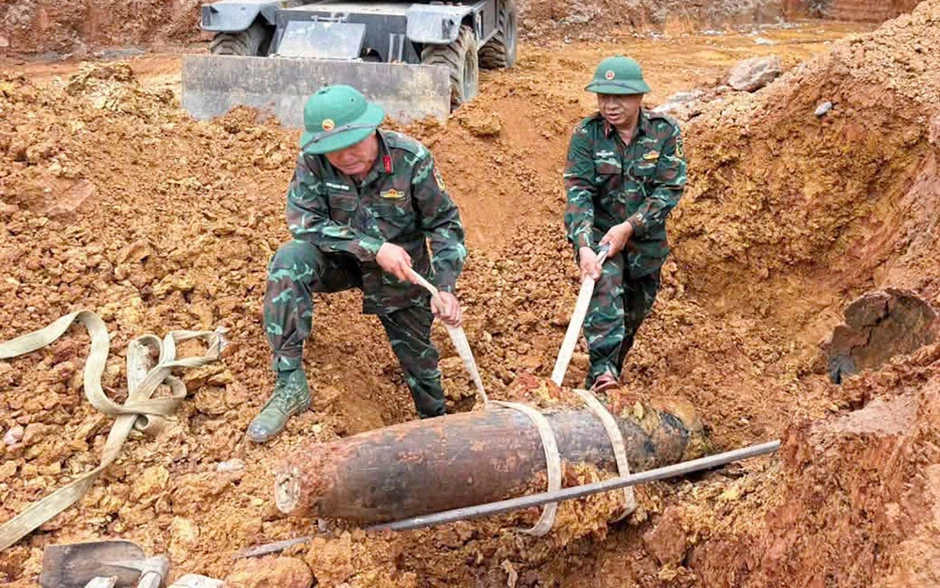 Đào móng xây trường tiểu học, phát hiện quả bom 250kg còn nguyên kíp nổ Đào móng xây trường tiểu học, phát hiện quả bom 250kg còn nguyên kíp nổ