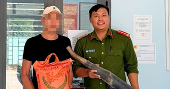 Đem pô xe độ đến công an, người dân bất ngờ nhận 10kg gạo