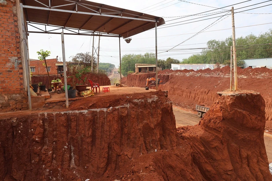 Di dời hàng loạt căn nhà nằm chênh vênh trên vách đất tại dự án đường ở Đồng Nai Di dời hàng loạt căn nhà nằm chênh vênh trên vách đất tại dự án đường ở Đồng Nai