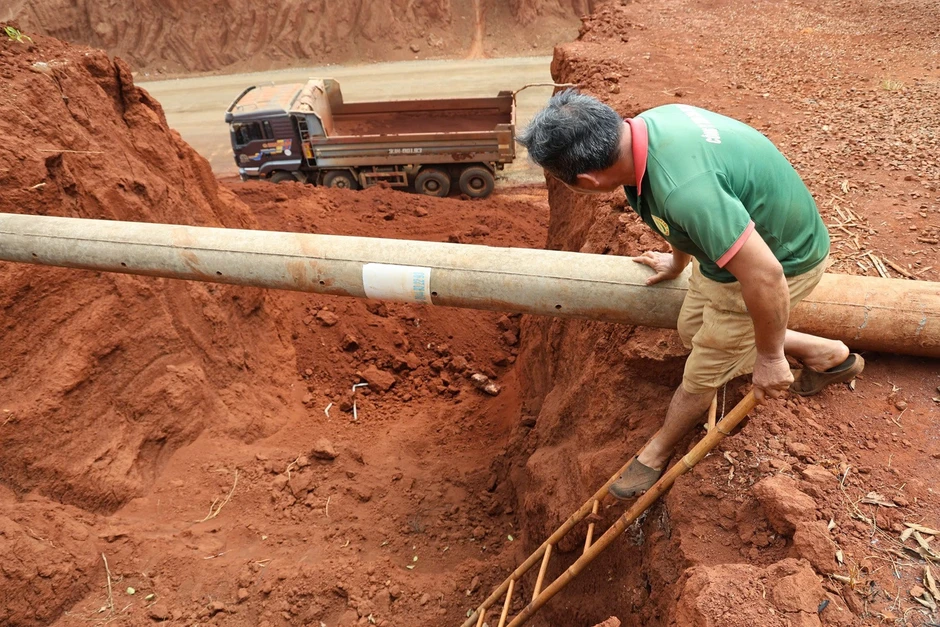 Di dời hàng loạt căn nhà nằm chênh vênh trên vách đất tại dự án đường ở Đồng Nai Di dời hàng loạt căn nhà nằm chênh vênh trên vách đất tại dự án đường ở Đồng Nai