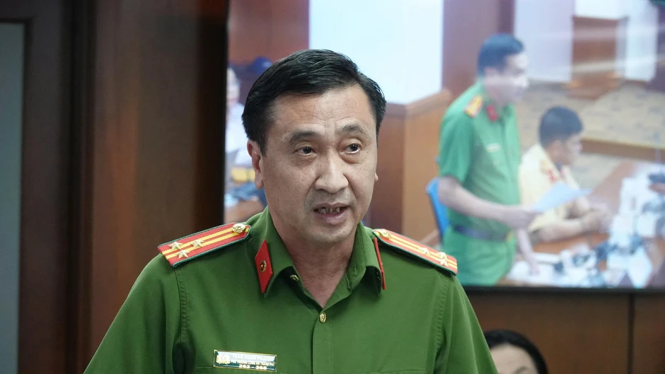 Đổ xăng dầu rồi rút ra mua tiếp để tích trữ: Công an TP.HCM nói gì? Đổ xăng dầu rồi rút ra mua tiếp để tích trữ: Công an TP.HCM nói gì?