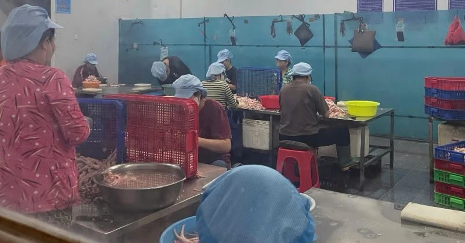 Đột kích công ty sản xuất chân gà rút xương, phát hiện sự thật khó chấp nhận Đột kích công ty sản xuất chân gà rút xương, phát hiện sự thật khó chấp nhận