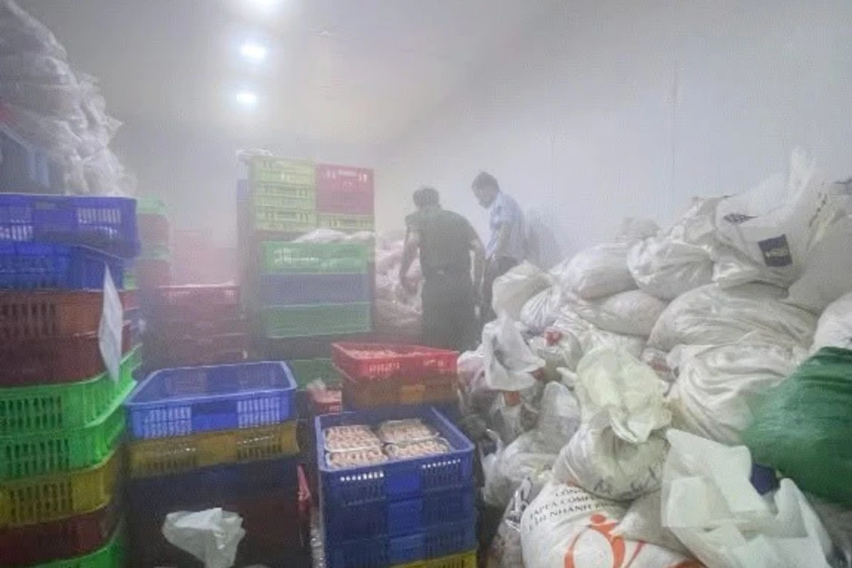 Đột kích công ty sản xuất chân gà rút xương, phát hiện sự thật khó chấp nhận Đột kích công ty sản xuất chân gà rút xương, phát hiện sự thật khó chấp nhận