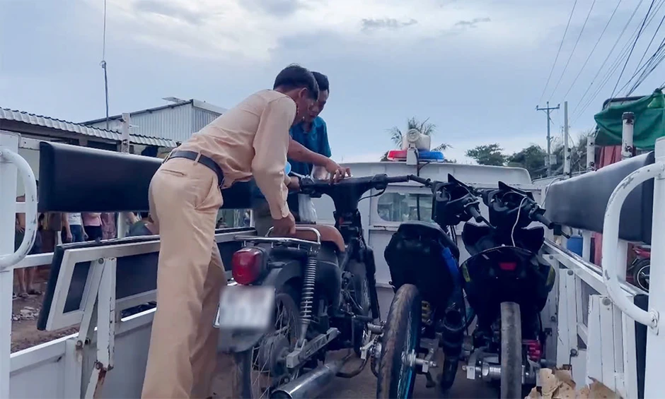 Đột kích kho độ xe của nam thanh niên, phát hiện nhiều mô tô 'kỳ dị' Đột kích kho độ xe của nam thanh niên, phát hiện nhiều mô tô 'kỳ dị'
