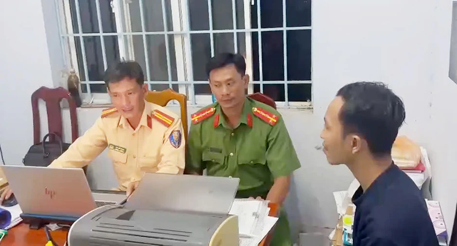 Đột kích kho độ xe của nam thanh niên, phát hiện nhiều mô tô 'kỳ dị' Đột kích kho độ xe của nam thanh niên, phát hiện nhiều mô tô 'kỳ dị'
