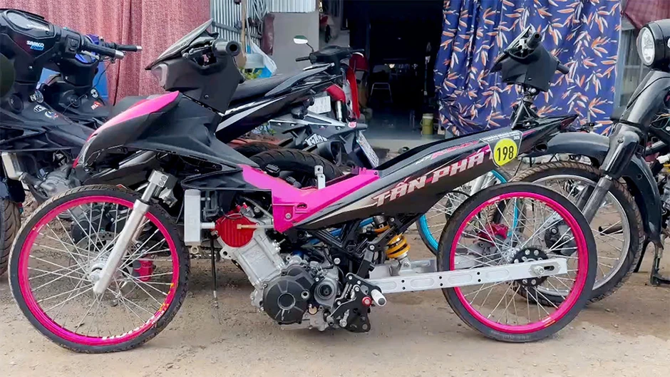 Đột kích kho độ xe của nam thanh niên, phát hiện nhiều mô tô 'kỳ dị' Đột kích kho độ xe của nam thanh niên, phát hiện nhiều mô tô 'kỳ dị'