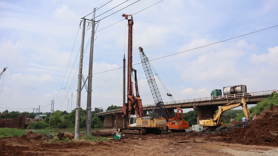 Dự án mở rộng quốc lộ 14 lo nghẽn tiến độ vì... vướng điện lưới Dự án mở rộng quốc lộ 14 lo nghẽn tiến độ vì... vướng điện lưới