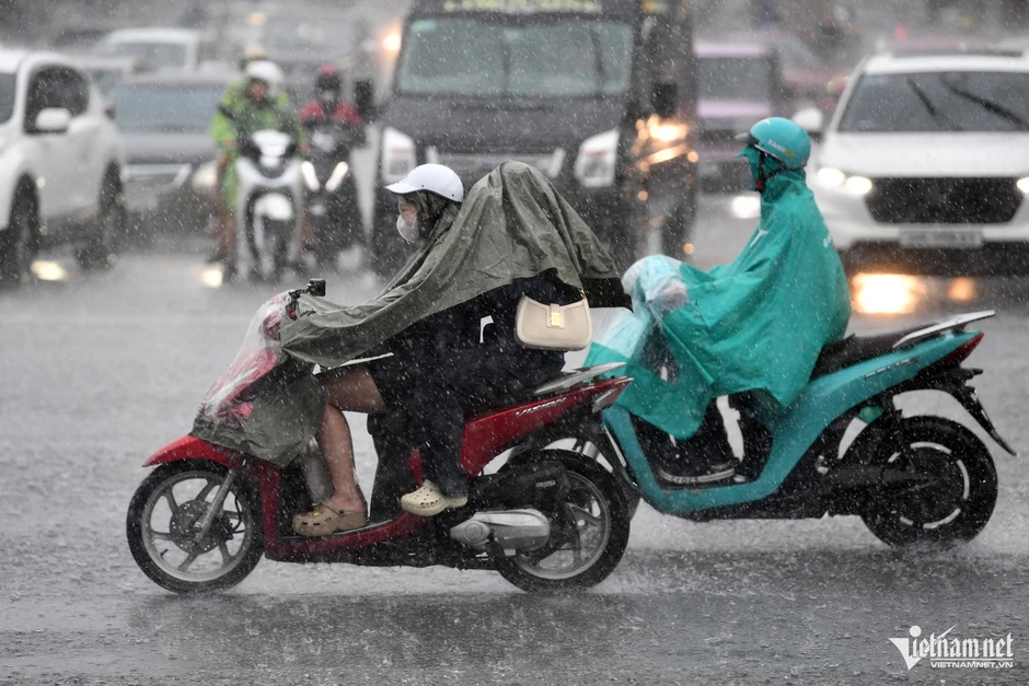 Dự báo thời tiết 17/8: Miền Bắc còn nắng nóng oi bức trước khi mưa lớn trút xuống Dự báo thời tiết 17/8: Miền Bắc còn nắng nóng oi bức trước khi mưa lớn trút xuống