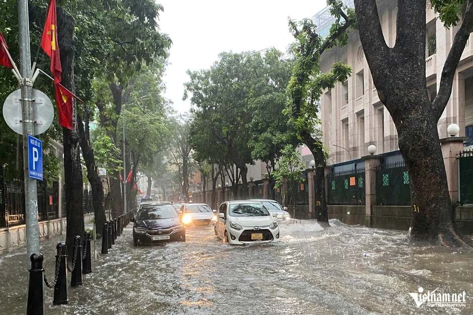 Dự báo thời tiết 18/8: Miền Bắc hứng mưa lớn dữ dội, nguy cơ ngập úng Dự báo thời tiết 18/8: Miền Bắc hứng mưa lớn dữ dội, nguy cơ ngập úng