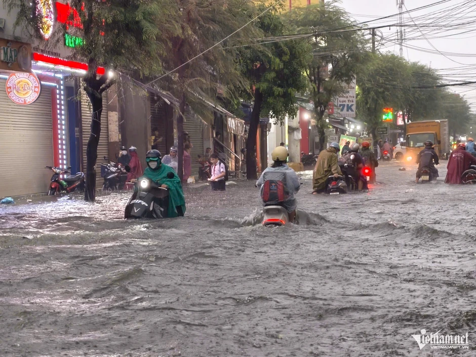Dự báo thời tiết 19/10/2026: TPHCM mưa lớn cục bộ, Hà Nội vẫn nắng mạnh Dự báo thời tiết 19/10/2026: TPHCM mưa lớn cục bộ, Hà Nội vẫn nắng mạnh