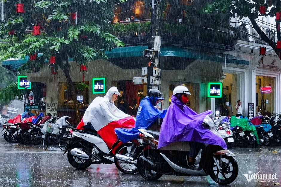 Dự báo thời tiết 26/7: Miền Bắc nắng oi, chiều tối mưa giông mạnh trở lại Dự báo thời tiết 26/7: Miền Bắc nắng oi, chiều tối mưa giông mạnh trở lại