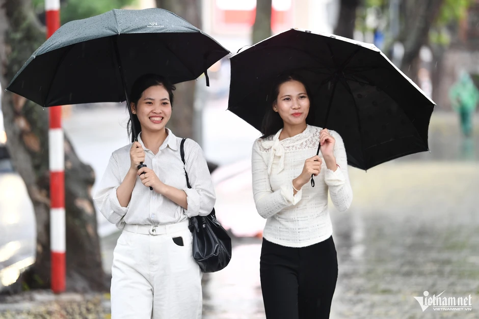 Dự báo thời tiết 27/6/2026: Mưa giông tiếp diễn ở miền Bắc, Hà Nội chỉ 32 độ Dự báo thời tiết 27/6/2026: Mưa giông tiếp diễn ở miền Bắc, Hà Nội chỉ 32 độ