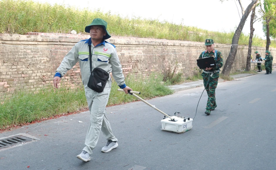 Dùng radar xuyên đất tìm kiếm các mộ tập thể liệt sĩ tại Kinh thành Huế Dùng radar xuyên đất tìm kiếm các mộ tập thể liệt sĩ tại Kinh thành Huế