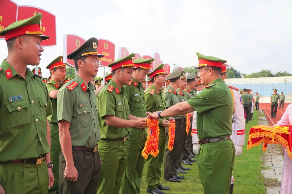 Gần 1.600 chiến sĩ Công an thành phố Đà Nẵng tranh tài tại hội thao Khỏe vì an ninh Tổ quốc Gần 1.600 chiến sĩ Công an thành phố Đà Nẵng tranh tài tại hội thao Khỏe vì an ninh Tổ quốc