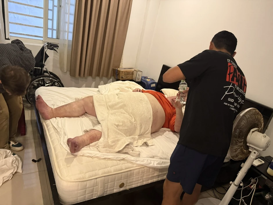 Gần 3 giờ giải cứu du khách Mỹ nặng 300kg mắc kẹt trong nhà vệ sinh Gần 3 giờ giải cứu du khách Mỹ nặng 300kg mắc kẹt trong nhà vệ sinh