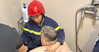 Gần 3 giờ giải cứu du khách Mỹ nặng 300kg mắc kẹt trong nhà vệ sinh