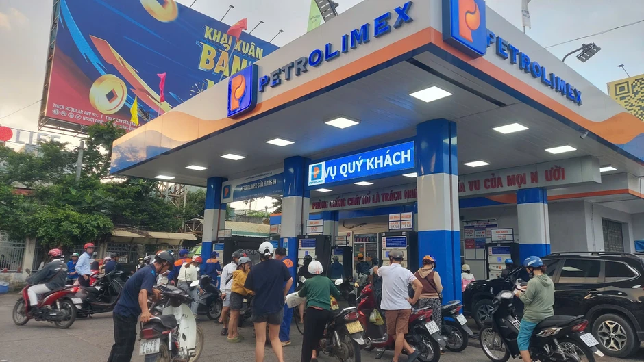 Gia Lai: Petrolimex dừng bán xăng dầu qua can, phuy khi lượng mua tăng đột biến Gia Lai: Petrolimex dừng bán xăng dầu qua can, phuy khi lượng mua tăng đột biến