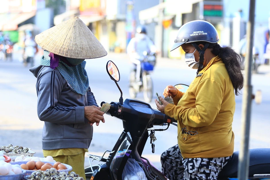 Giá thực phẩm tăng: Lao động ở TP.HCM than '100.000 đồng không đủ 3 bữa' Giá thực phẩm tăng: Lao động ở TP.HCM than '100.000 đồng không đủ 3 bữa'