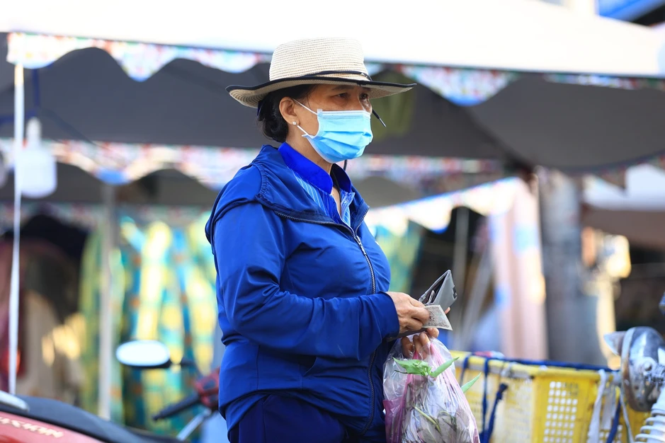 Giá thực phẩm tăng: Lao động ở TP.HCM than '100.000 đồng không đủ 3 bữa' Giá thực phẩm tăng: Lao động ở TP.HCM than '100.000 đồng không đủ 3 bữa'