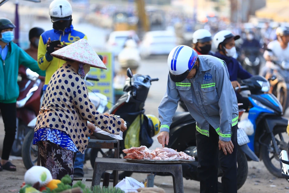 Giá thực phẩm tăng: Lao động ở TP.HCM than '100.000 đồng không đủ 3 bữa' Giá thực phẩm tăng: Lao động ở TP.HCM than '100.000 đồng không đủ 3 bữa'
