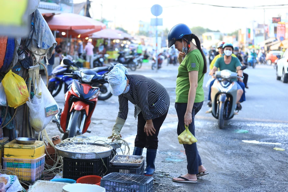 Giá thực phẩm tăng: Lao động ở TP.HCM than '100.000 đồng không đủ 3 bữa' Giá thực phẩm tăng: Lao động ở TP.HCM than '100.000 đồng không đủ 3 bữa'