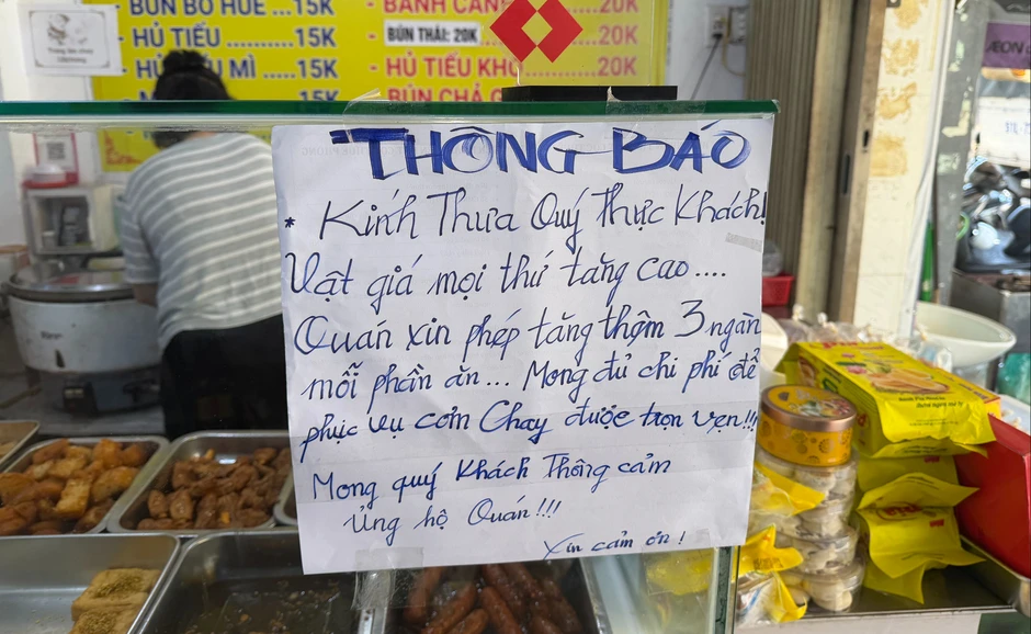 Giá thực phẩm tăng: Lao động ở TP.HCM than '100.000 đồng không đủ 3 bữa' Giá thực phẩm tăng: Lao động ở TP.HCM than '100.000 đồng không đủ 3 bữa'