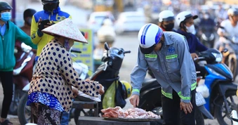 Giá thực phẩm tăng: Lao động ở TP.HCM than '100.000 đồng không đủ 3 bữa'