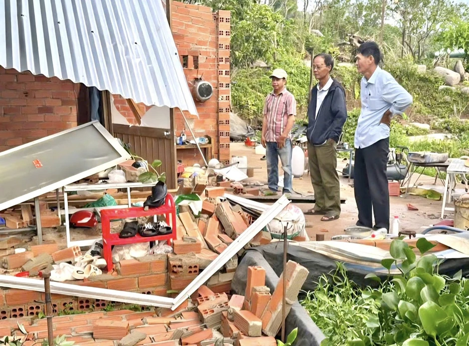 Giông lốc làm sập gian bếp, 3 mẹ con chạy thoát trong gang tấc ở TPHCM Giông lốc làm sập gian bếp, 3 mẹ con chạy thoát trong gang tấc ở TPHCM
