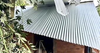 Giông lốc làm sập gian bếp, 3 mẹ con chạy thoát trong gang tấc ở TPHCM