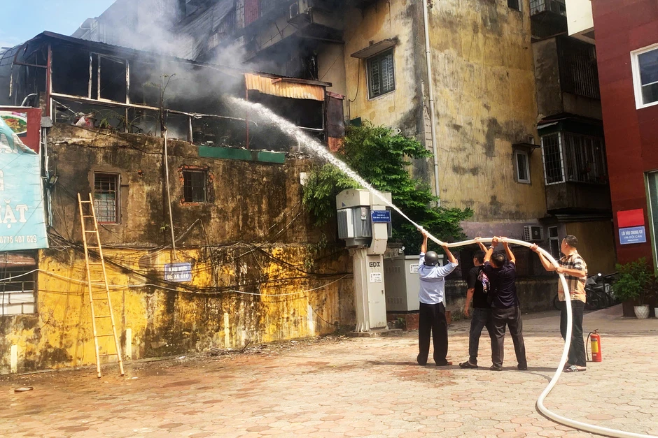 Hà Nội: Cháy quán ăn trên đường Đội Cấn Hà Nội: Cháy quán ăn trên đường Đội Cấn