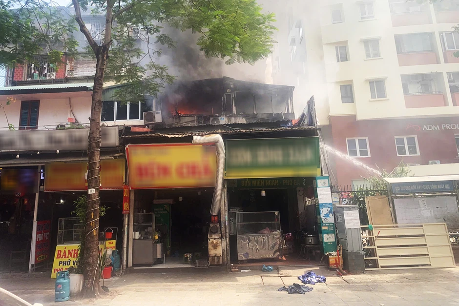Hà Nội: Cháy quán ăn trên đường Đội Cấn Hà Nội: Cháy quán ăn trên đường Đội Cấn