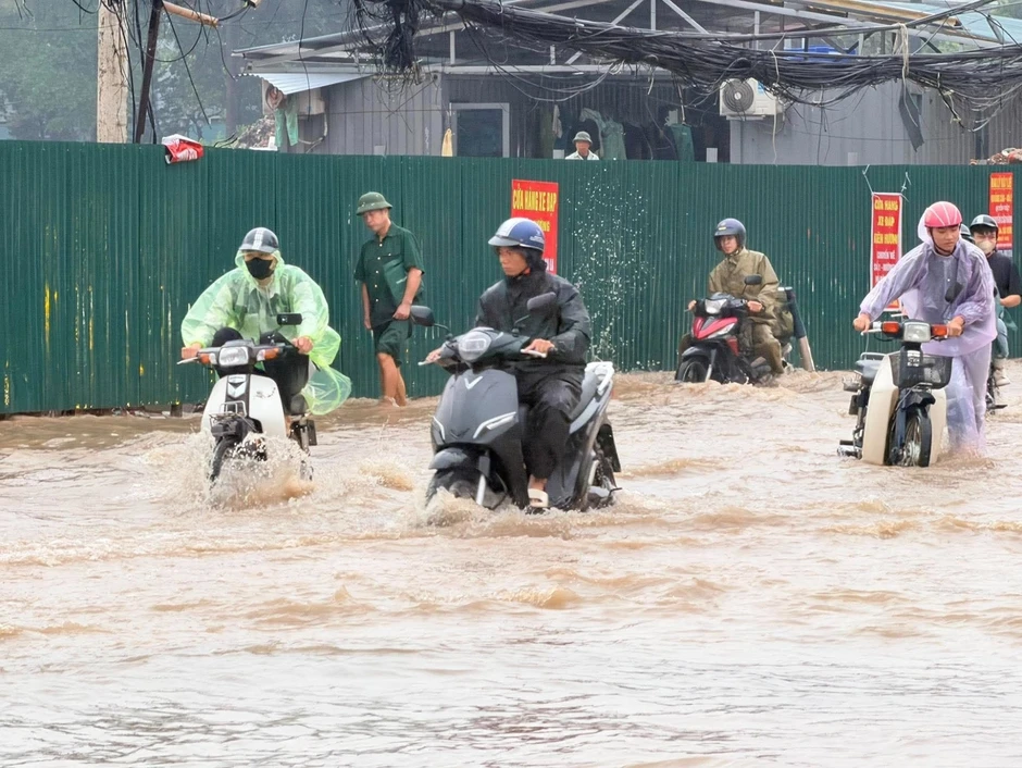 Hà Nội mưa trắng trời, nhiều tuyến phố ngập sâu Hà Nội mưa trắng trời, nhiều tuyến phố ngập sâu