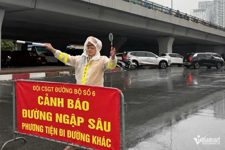 Hà Nội mưa trắng trời, nhiều tuyến phố ngập sâu Hà Nội mưa trắng trời, nhiều tuyến phố ngập sâu