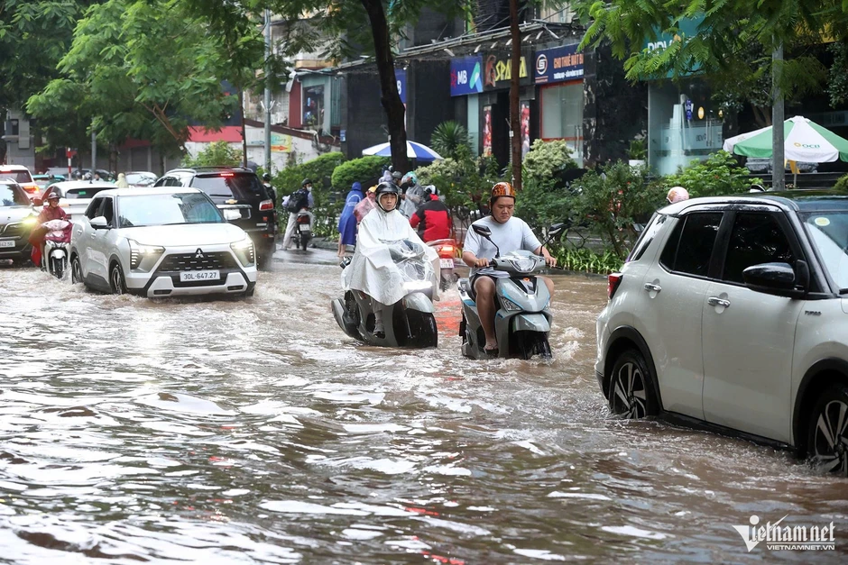 Hà Nội mưa trắng trời, nhiều tuyến phố ngập sâu Hà Nội mưa trắng trời, nhiều tuyến phố ngập sâu