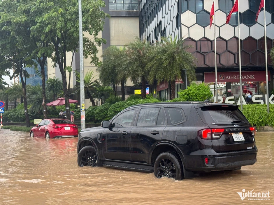 Hà Nội mưa trắng trời, nhiều tuyến phố ngập sâu Hà Nội mưa trắng trời, nhiều tuyến phố ngập sâu