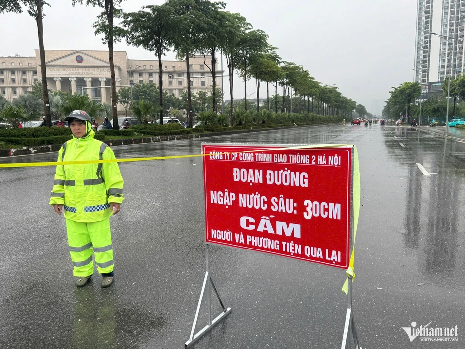 Hà Nội mưa trắng trời, nhiều tuyến phố ngập sâu Hà Nội mưa trắng trời, nhiều tuyến phố ngập sâu