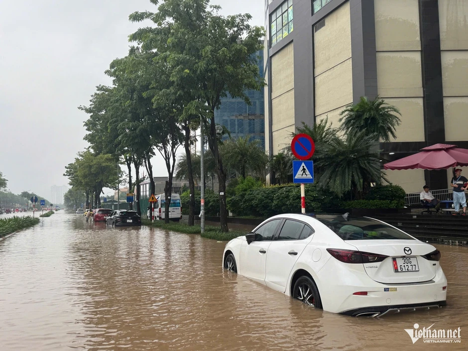 Hà Nội mưa trắng trời, nhiều tuyến phố ngập sâu Hà Nội mưa trắng trời, nhiều tuyến phố ngập sâu
