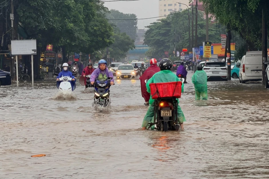 Hà Nội mưa trắng trời, nhiều tuyến phố ngập sâu Hà Nội mưa trắng trời, nhiều tuyến phố ngập sâu