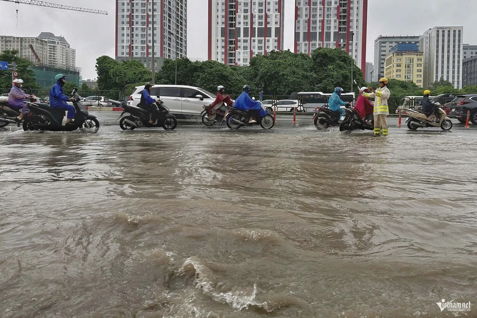 Hà Nội mưa trắng trời, nhiều tuyến phố ngập sâu Hà Nội mưa trắng trời, nhiều tuyến phố ngập sâu