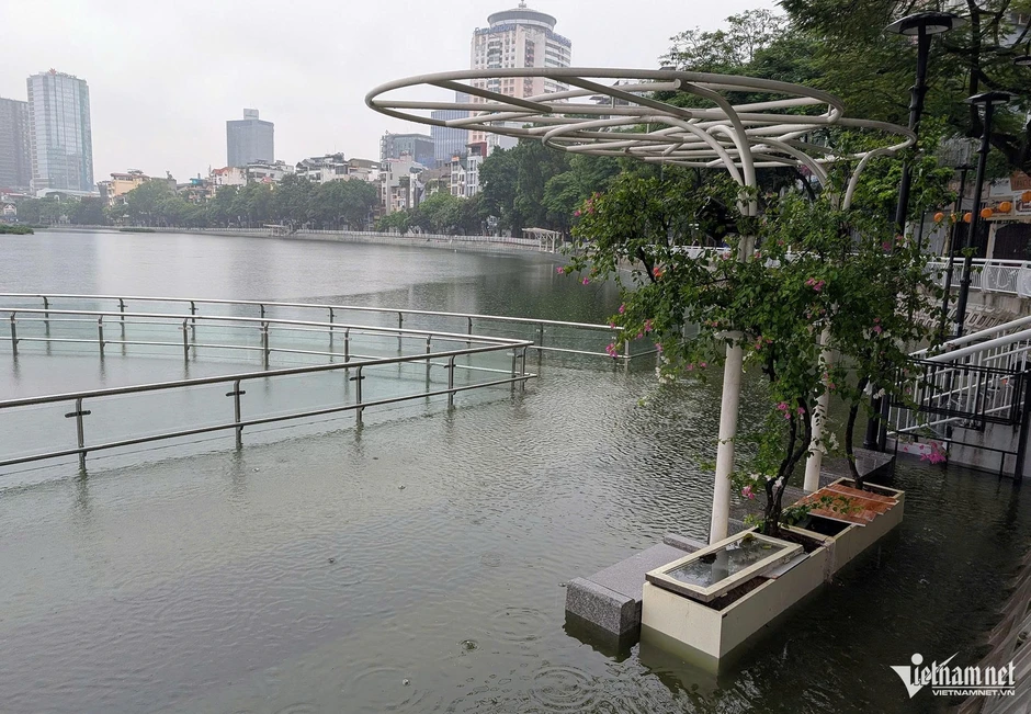 Hà Nội mưa trắng trời, nhiều tuyến phố ngập sâu Hà Nội mưa trắng trời, nhiều tuyến phố ngập sâu